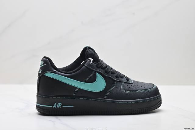 真标耐克Nike Air Force 1’07空军一号低帮百搭休闲运动板鞋。柔软、弹性十足的缓震性能和出色的中底设计，横跨复古与现代的外型结合，造就出风靡全球三