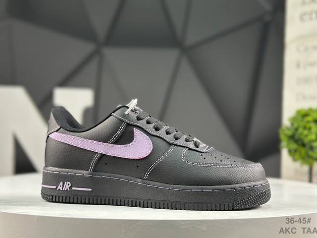 耐克 Nike Air Force 1‘07 空军一号低帮百搭休闲运动板鞋。柔软、弹性十足的缓震性能和出色的中底设计，横跨复古与现代的外型结合，造就出风靡全球三