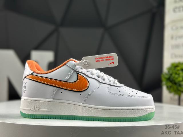 耐克 Nike Air Force 1‘07 空军一号低帮百搭休闲运动板鞋。柔软、弹性十足的缓震性能和出色的中底设计，横跨复古与现代的外型结合，造就出风靡全球三