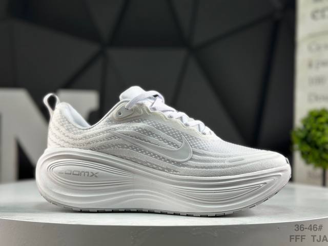 耐克 Nike Vomero plus 耐克 舒适减震防滑 低帮跑步鞋 全掌Reactx泡绵中底 前掌和后跟还配备了Air Zoom气垫单元 据说跑起来更快更舒