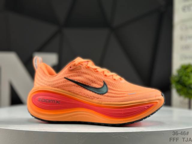 耐克 Nike Vomero plus 耐克 舒适减震防滑 低帮跑步鞋 全掌Reactx泡绵中底 前掌和后跟还配备了Air Zoom气垫单元 据说跑起来更快更舒