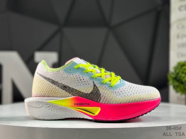 耐克 Nike 为我们带来全新配色 Zoomx Vaporfly 3。全新配色整体以白色为主，简洁利落；最为亮眼的地方，分别是在中底、鞋外底、鞋带、鞋口以及内衬