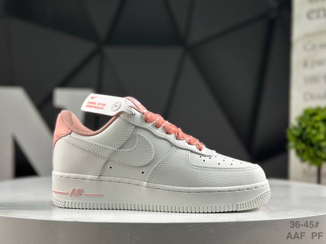 福利特价 耐克 Nike Air Force 1 ‘07 Low 空军一号含气垫 低帮百搭厚底**休闲运动板鞋。柔软、弹性十足的缓震性能和出色的中底设计，横跨复