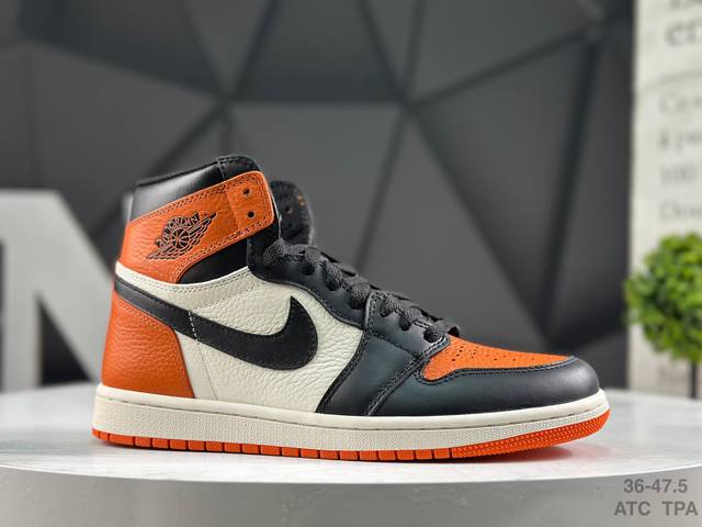 耐克 男女鞋 Nike Air Jordan 1 Retro High Og 乔丹一代Aj1 乔1 Aj1 篮球鞋复刻运动鞋。皮面高帮板鞋的设计灵感源自运动夹克