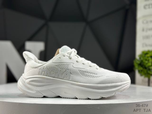 Hoka M Clifton 10 全新配色 这个品牌来自于新西兰的毛利语，Hoka表示大地，One One表示飞越，连起来就是飞越地平线，One One不是读