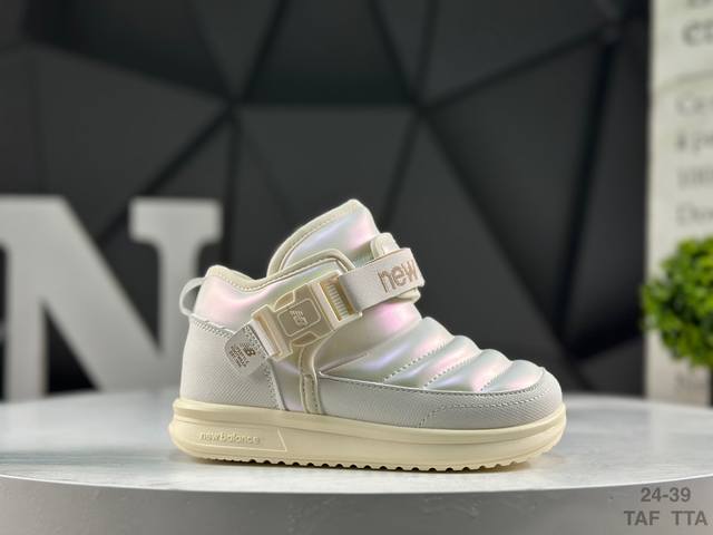 精品童鞋 Nb New Balance 新百伦 童鞋 采用真皮拼接透气网眼织物鞋面，橡胶组合大底提供足步弓支撑，防滑耐磨保持步态稳定，后跟搭载外露缓震胶 尺码：