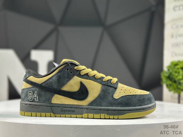 耐克 Supreme X Nike Dunk Sb Low 此款鞋跟上绣有“94”字样，纪念品牌的创立年份，该品牌的标志性徽标还被蚀刻在了中底的侧壁上。鞋垫沿用