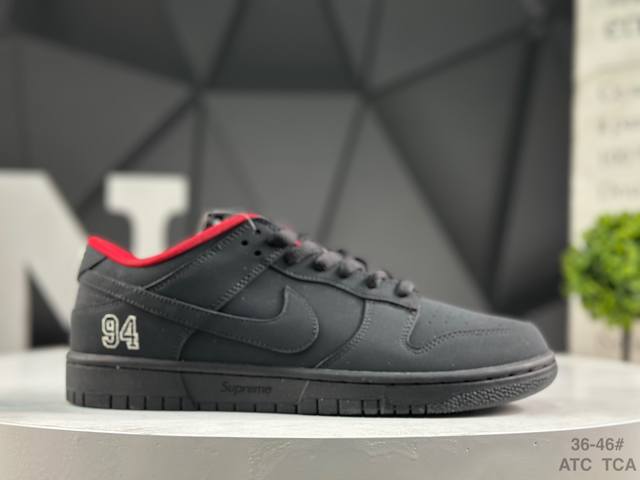 耐克 Supreme X Nike Dunk Sb Low 此款鞋跟上绣有“94”字样，纪念品牌的创立年份，该品牌的标志性徽标还被蚀刻在了中底的侧壁上。鞋垫沿用