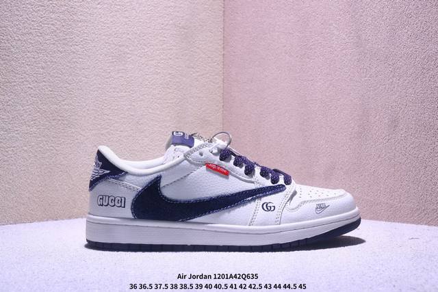 乔丹Fragment X Travis Scott Xdior Air Jordan 1 Low 三方联名倒钩，整双鞋以全荔枝皮打造，腰身搭配白色 倒勾 ，再点