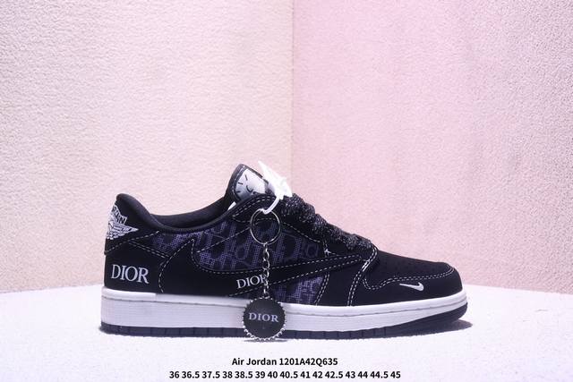 乔丹Fragment X Travis Scott Xdior Air Jordan 1 Low 三方联名倒钩，整双鞋以全荔枝皮打造，腰身搭配白色 倒勾 ，再点