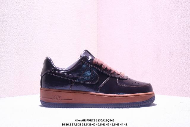 耐克 Nike Air Force 1 '07空军一号 百搭休闲运动板鞋。柔软、弹性十足的缓震性能和出色的中底设计，横跨复古与现代的外型结合，造就出风靡全球三十