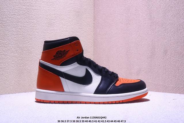 耐克 男女鞋 Nike Air Jordan 1 Retro High Og 乔丹一代Aj1 乔1 Aj1 篮球鞋复刻运动鞋。皮面高帮板鞋的设计灵感源自运动夹克