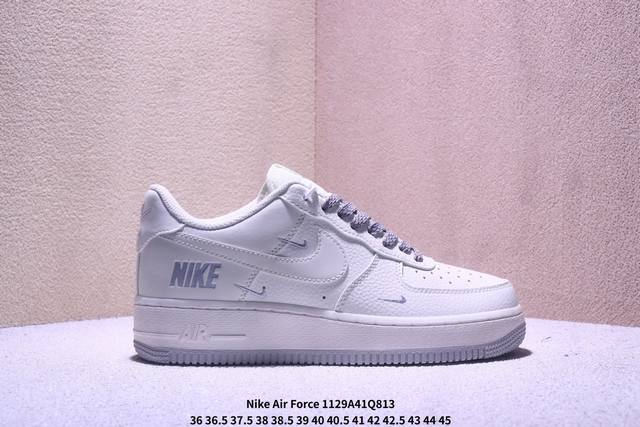 耐克 Nike Air Force 1 ’07 空军一号低帮百搭休闲运动板鞋。柔软、弹性十足的缓震性能和出色的中底设计，横跨复古与现代的外型结合，造就出风靡全球