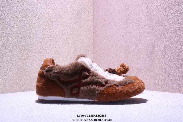 罗意威 Loewe Ballet Runner 2.0 Sneakers 芭蕾舞2.0系列阿甘复古风德训薄底百搭休闲运动鞋 #不对称鞋头设计、袜状内部结构，轻盈