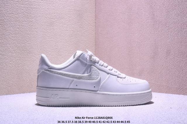 耐克 Nike Air Force 1 ’07 空军一号低帮百搭休闲运动板鞋。柔软、弹性十足的缓震性能和出色的中底设计，横跨复古与现代的外型结合，造就出风靡全球