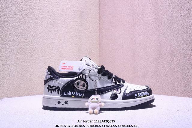 乔丹Fragment X Travis Scott Xdior Air Jordan 1 Low 三方联名倒钩，整双鞋以全荔枝皮打造，腰身搭配白色 倒勾 ，再点