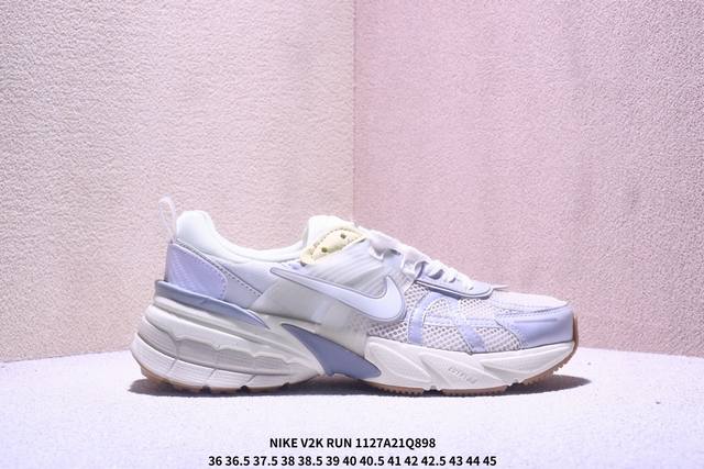 真标Nike V2K Run 复古风潮 耐克 网面透气运动鞋 灰银紧致的鞋面材质提供良好的包裹性鞋侧 Swoosh以及鞋头部分搭配增添不少亮点的镀铬细节鞋垫上印