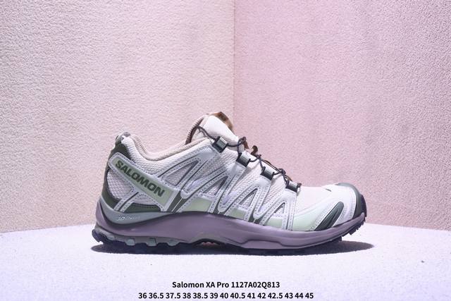 Salomon 萨洛蒙 原楦原纸版开发，采用耐磨牛巴革组合防护网织布鞋面材质，牛角扣系带开合，外置3D Chassis鞋底结构组合Contagrip耐磨胶状材质