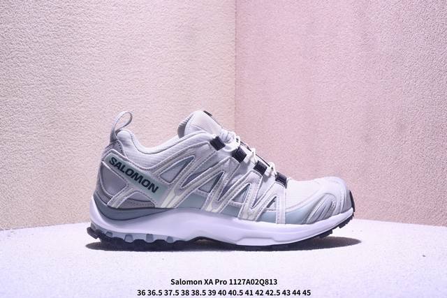Salomon 萨洛蒙 原楦原纸版开发，采用耐磨牛巴革组合防护网织布鞋面材质，牛角扣系带开合，外置3D Chassis鞋底结构组合Contagrip耐磨胶状材质
