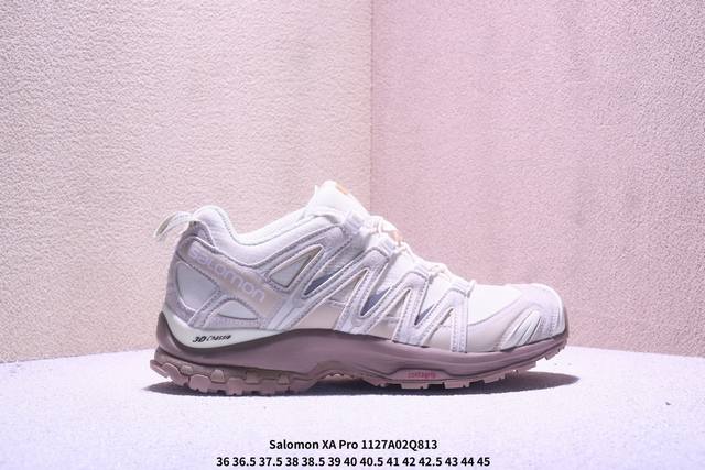 Salomon 萨洛蒙 原楦原纸版开发，采用耐磨牛巴革组合防护网织布鞋面材质，牛角扣系带开合，外置3D Chassis鞋底结构组合Contagrip耐磨胶状材质