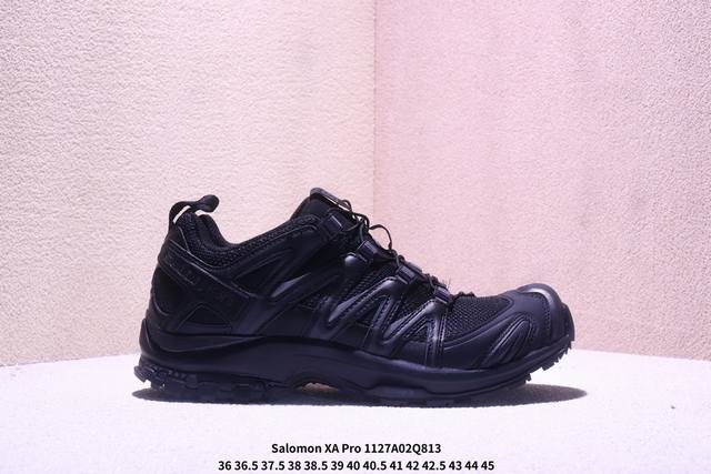 Salomon 萨洛蒙 原楦原纸版开发，采用耐磨牛巴革组合防护网织布鞋面材质，牛角扣系带开合，外置3D Chassis鞋底结构组合Contagrip耐磨胶状材质