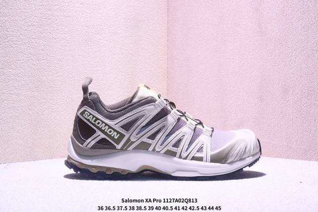 Salomon 萨洛蒙 原楦原纸版开发，采用耐磨牛巴革组合防护网织布鞋面材质，牛角扣系带开合，外置3D Chassis鞋底结构组合Contagrip耐磨胶状材质