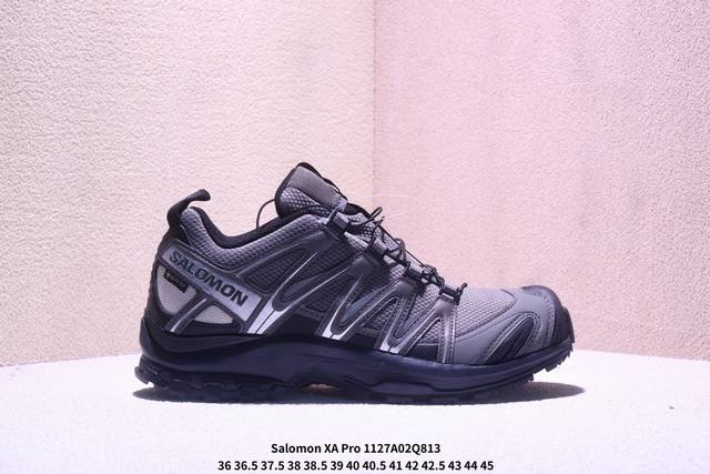 Salomon 萨洛蒙 原楦原纸版开发，采用耐磨牛巴革组合防护网织布鞋面材质，牛角扣系带开合，外置3D Chassis鞋底结构组合Contagrip耐磨胶状材质