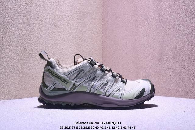 Salomon 萨洛蒙 原楦原纸版开发，采用耐磨牛巴革组合防护网织布鞋面材质，牛角扣系带开合，外置3D Chassis鞋底结构组合Contagrip耐磨胶状材质