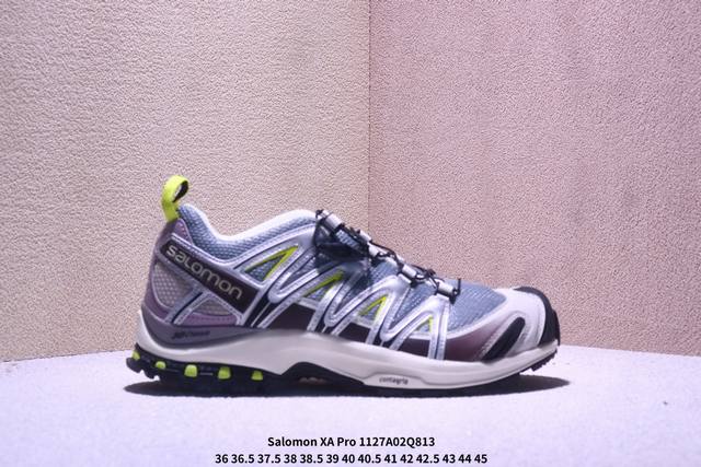 Salomon 萨洛蒙 原楦原纸版开发，采用耐磨牛巴革组合防护网织布鞋面材质，牛角扣系带开合，外置3D Chassis鞋底结构组合Contagrip耐磨胶状材质