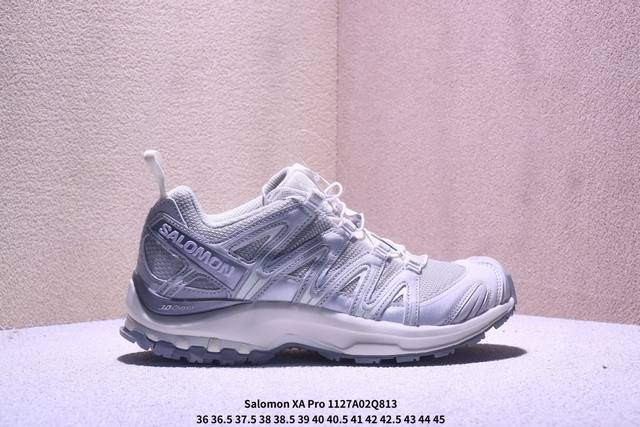 Salomon 萨洛蒙 原楦原纸版开发，采用耐磨牛巴革组合防护网织布鞋面材质，牛角扣系带开合，外置3D Chassis鞋底结构组合Contagrip耐磨胶状材质