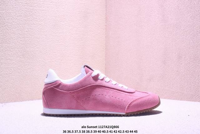 Alo Sunset Sneaker 新款德训鞋 Alo真的太会了，氛围感在线，松弛又温柔的运动风，日常出门、溜娃、健身都是不二的选择，舒适又很有气质，细腻质感