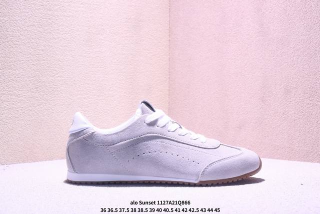 Alo Sunset Sneaker 新款德训鞋 Alo真的太会了，氛围感在线，松弛又温柔的运动风，日常出门、溜娃、健身都是不二的选择，舒适又很有气质，细腻质感