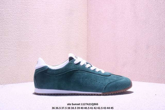 Alo Sunset Sneaker 新款德训鞋 Alo真的太会了，氛围感在线，松弛又温柔的运动风，日常出门、溜娃、健身都是不二的选择，舒适又很有气质，细腻质感