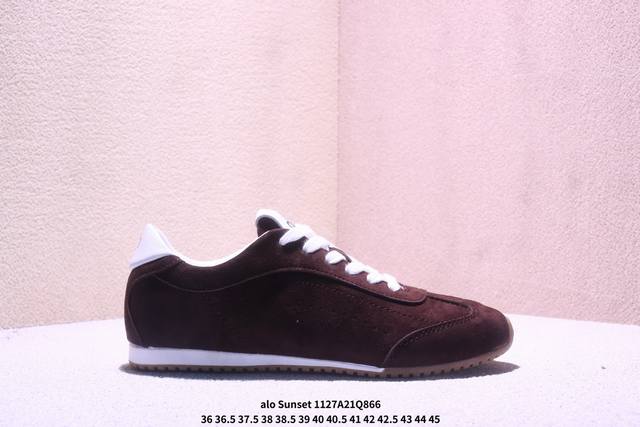 Alo Sunset Sneaker 新款德训鞋 Alo真的太会了，氛围感在线，松弛又温柔的运动风，日常出门、溜娃、健身都是不二的选择，舒适又很有气质，细腻质感