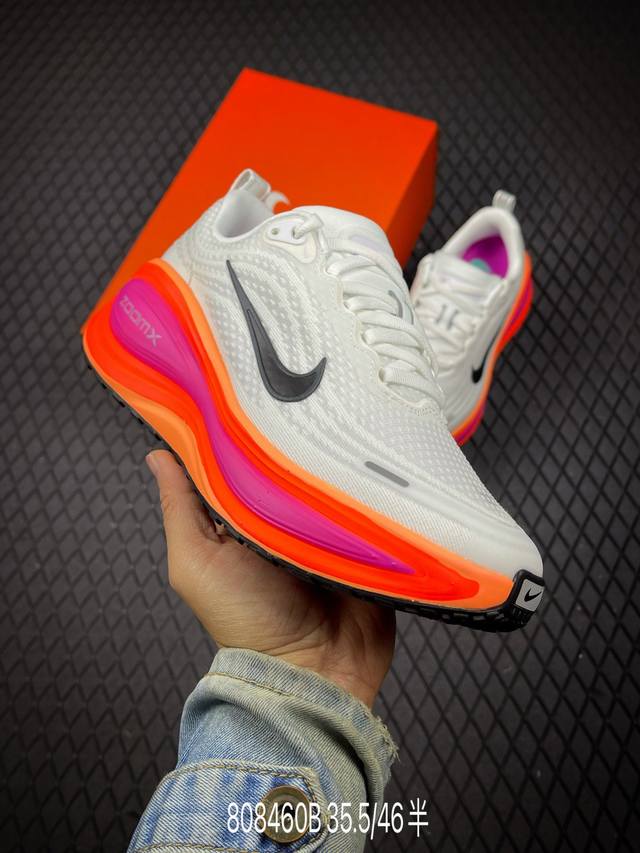 B 公司级Nike Vomero plus 耐克 舒适减震防滑 低帮跑步鞋 全掌Reactx泡绵中底 前掌和后跟还配备了Air Zoom气垫单元 据说跑起来更快