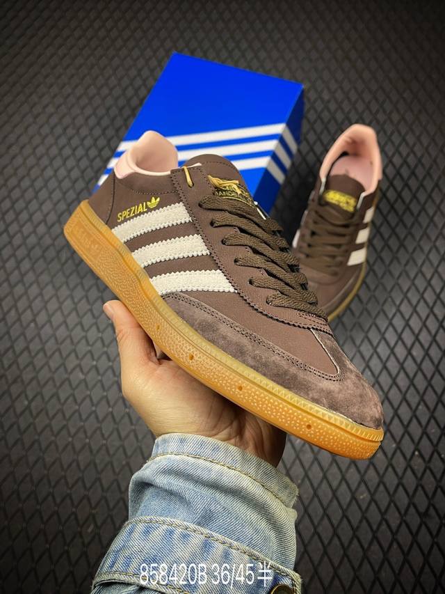 B 真标Adidas Handball Spezial 阿迪达斯经典款 复古休闲板鞋 全鞋采用反毛皮制作 牛筋耐磨大底 承载青春情怀的板鞋 经典三条杠装饰鞋侧