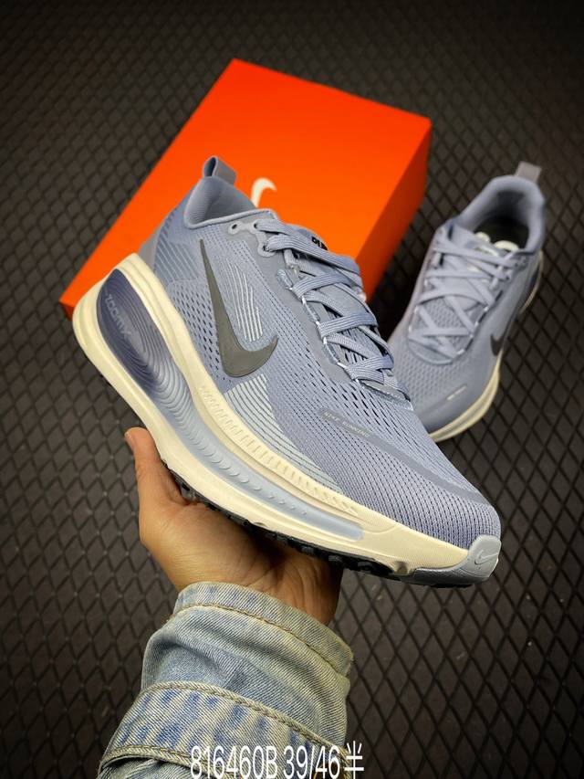 B 公司级Nike Vomero 18 耐克 舒适减震防滑 低帮跑步鞋 全掌Reactx泡绵中底 前掌和后跟还配备了Air Zoom气垫单元 据说跑起来更快更舒