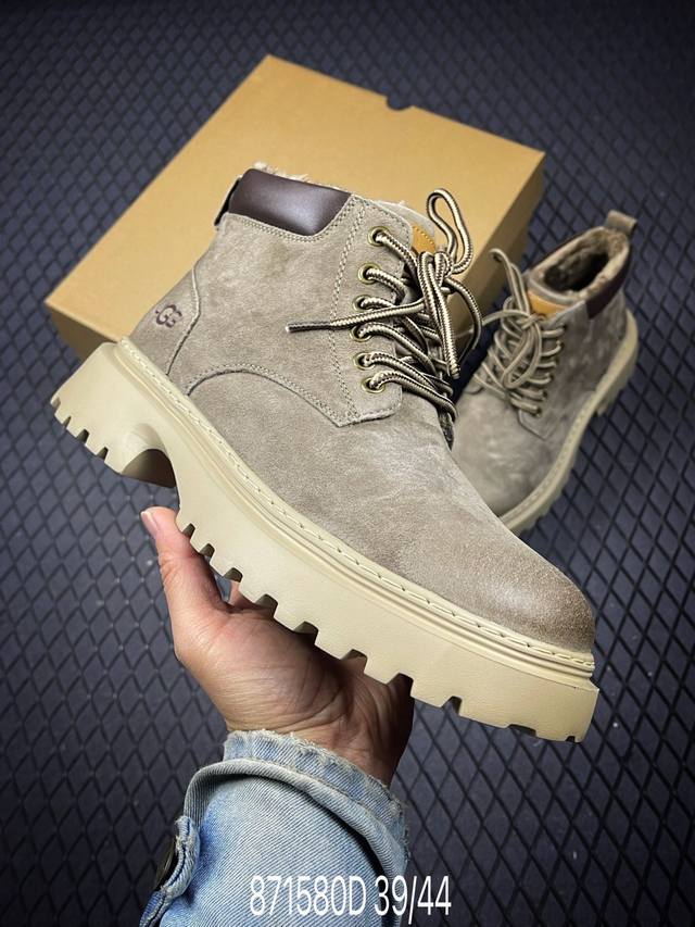 D 新货Ugg秋冬新品 毛绒一体内里保暖锁热 秋冬必备 户外中帮休闲马丁靴雪地靴系列 # 代购专供品质 面料采用进口头层牛皮材质 鞋内里采用毛茸一体内里保暖锁热