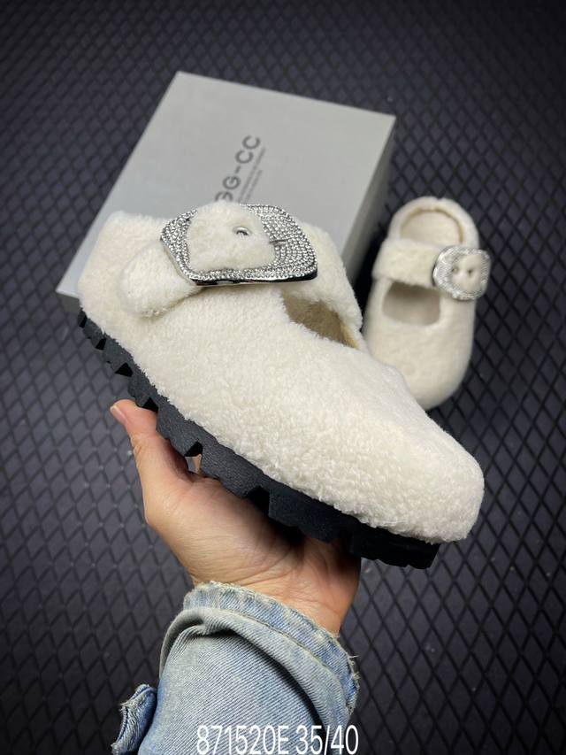 E 周也同款 Gg-Cc 洛克甜庄 法式甜美芭蕾舞 毛毛包头拖鞋 女 融雪一般的暖甜毛绒结合精雅镶钻扣饰 楦面开口设计更是悄然盛开一抹娇羞诗意 暖绒羊羔毛 保暖