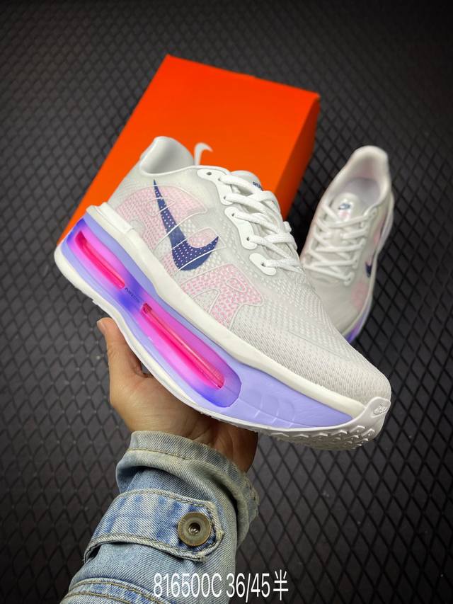 C Nike Vomero premium 耐克 飞马 舒适减震防滑 低帮跑步鞋 全掌Reactx泡绵中底 前掌和后跟还配备了Air Zoom气垫单元 据说跑起