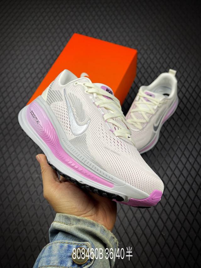 B 公司级Nike Vomero 18 耐克 舒适减震防滑 低帮跑步鞋 全掌Reactx泡绵中底 前掌和后跟还配备了Air Zoom气垫单元 据说跑起来更快更舒