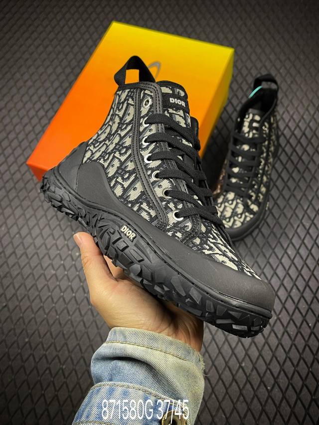 G Dior 2025秋季新款B28 Dior 老花刺绣运动休闲鞋高帮系带老爹鞋 Dior 迪奥 25Ss巴黎时装周第一场分量十足的大秀场打造的新品，“只要入手