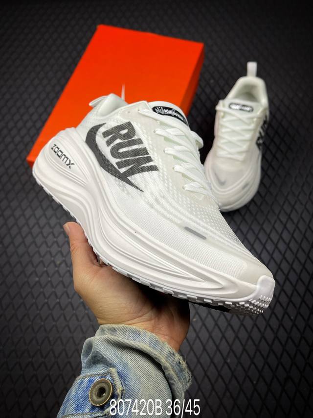 B 真标Nike Vomero plus 耐克 舒适减震防滑 低帮跑步鞋 全掌Reactx泡绵中底 前掌和后跟还配备了Air Zoom气垫单元 据说跑起来更快更