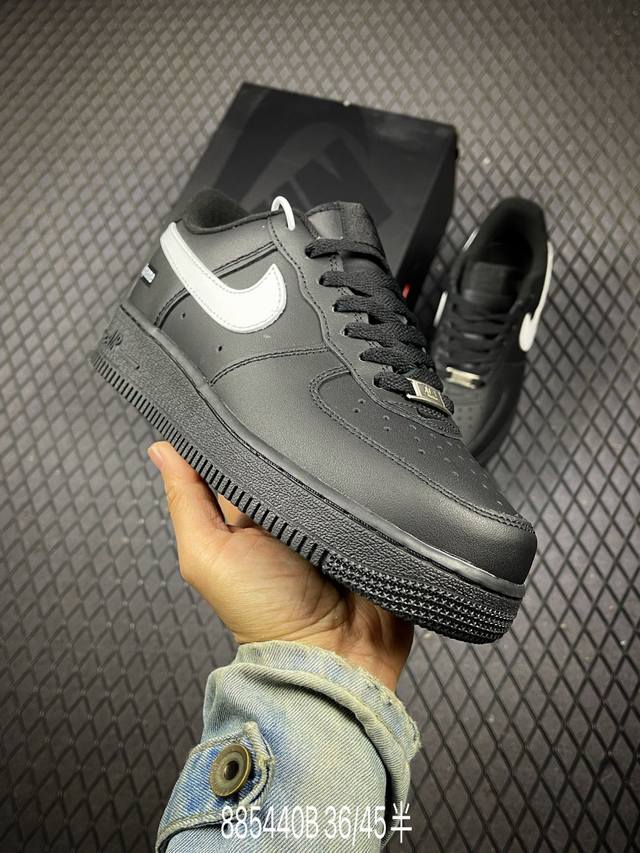 B 公司级耐克Nike Air Force 1’07空军一号低帮百搭休闲运动板鞋。柔软、弹性十足的缓震性能和出色的中底设计，横跨复古与现代的外型结合，造就出风靡