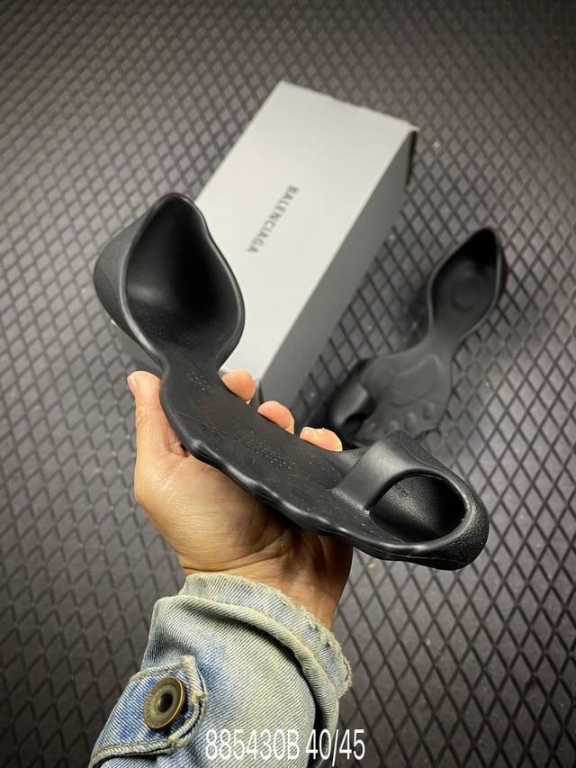 B Balenciaga巴黎世家 顶级版本 巴黎世家有史以来最适合日常.上脚超级舒服贴合度拉满整个脚掌！新款凉鞋鞋强势出货 尺码：40-45 编码：885430