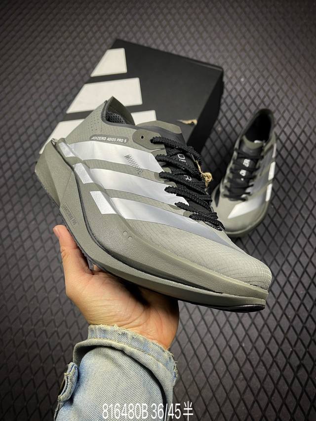 B Adidas Adizero Adios 5 M 马拉松竞速专业跑鞋 Celermesh针织网面非常轻薄 纤维间的缝隙很大 可以保证跑步时的透气、排汗效果