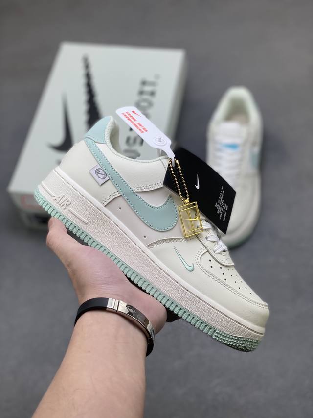 超级福利 核心特价 长期补货 耐克Nike Air Force 1 Low 空军一号 Af1 低帮百搭休闲运动板鞋。柔软、弹性十足的缓震性能和出色的中底设计，横