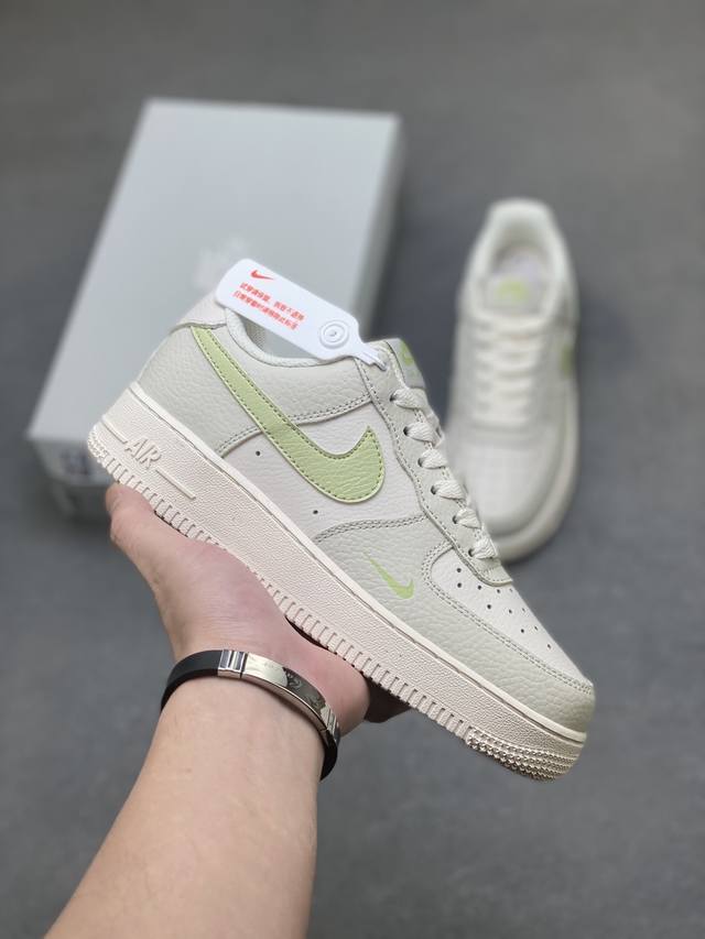 超级福利 核心特价 长期补货 耐克Nike Air Force 1 Low 空军一号 Af1 低帮百搭休闲运动板鞋。柔软、弹性十足的缓震性能和出色的中底设计，横