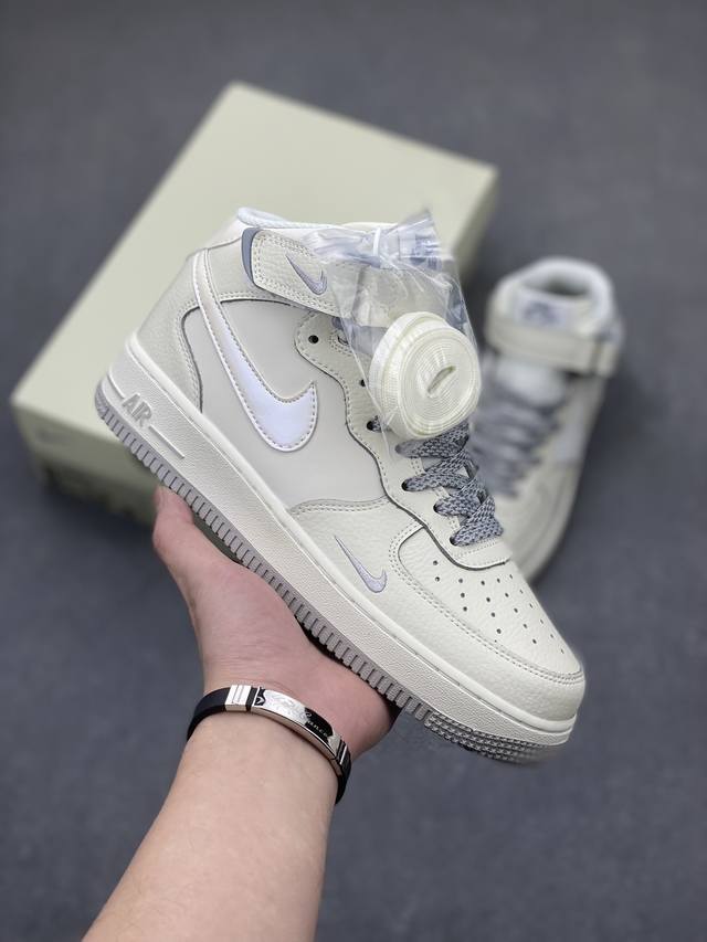 小红书爆款 官方同步Id定制 原装版本 Nike Air Force 1 Mid '07 “灰珠光”小勾空军一号中帮休闲板鞋 3M反光 定制皮料 原楦原纸板 纯