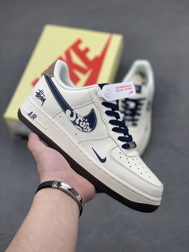 海外限量发售！公司级Nike Air Force 1 '07 Low “斯图西联名 卡通勾”空军一号 低帮 运动鞋 休闲鞋 折边针车 工艺难度大 原楦头原纸板